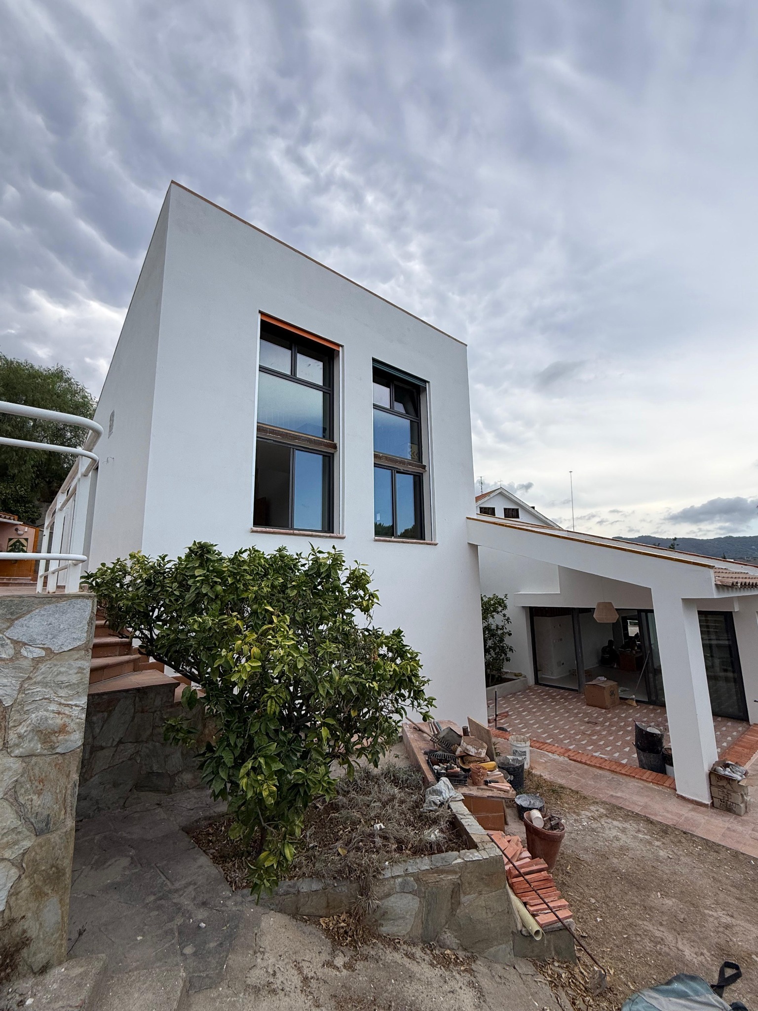 Vista completa del volumen principal y los ventanales de la vivienda