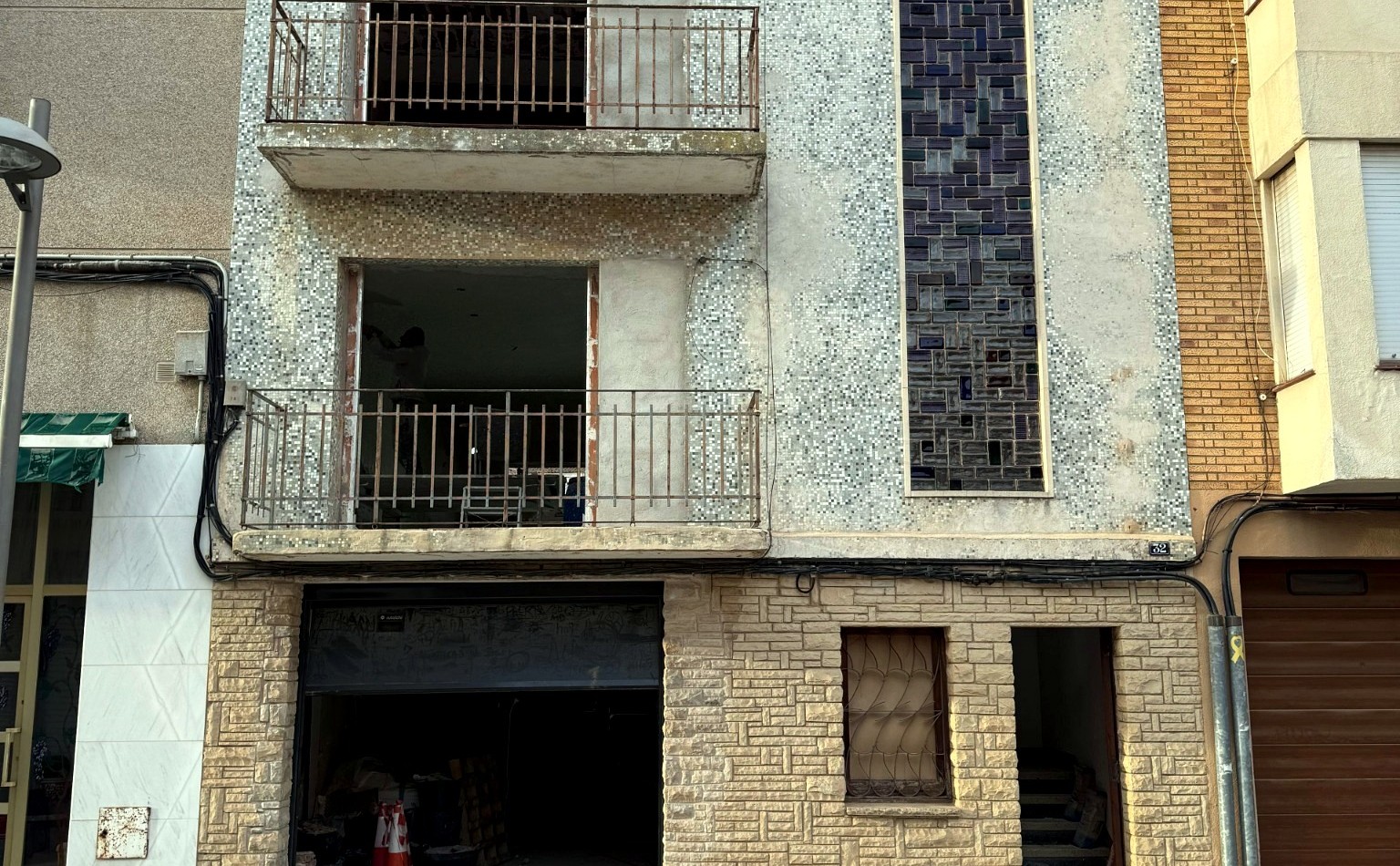 Fachada entre medianeras antes de la rehabilitación